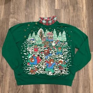 Green Holiday Sweatshirt with Festive Bear Design